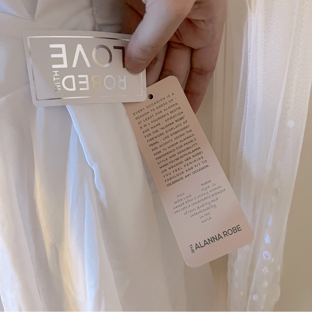 🤍✨ Robed With Love – “The Alanna” Bridal Robe- New with tags ✨🤍 - Picture 7 of 12